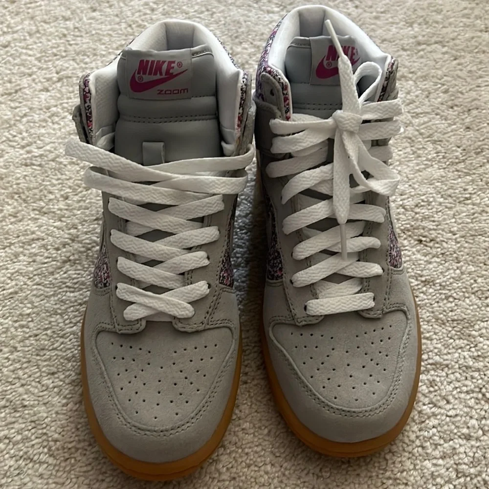 New Nike Floral Sneaker - size 5 women - Picture 1 of 5